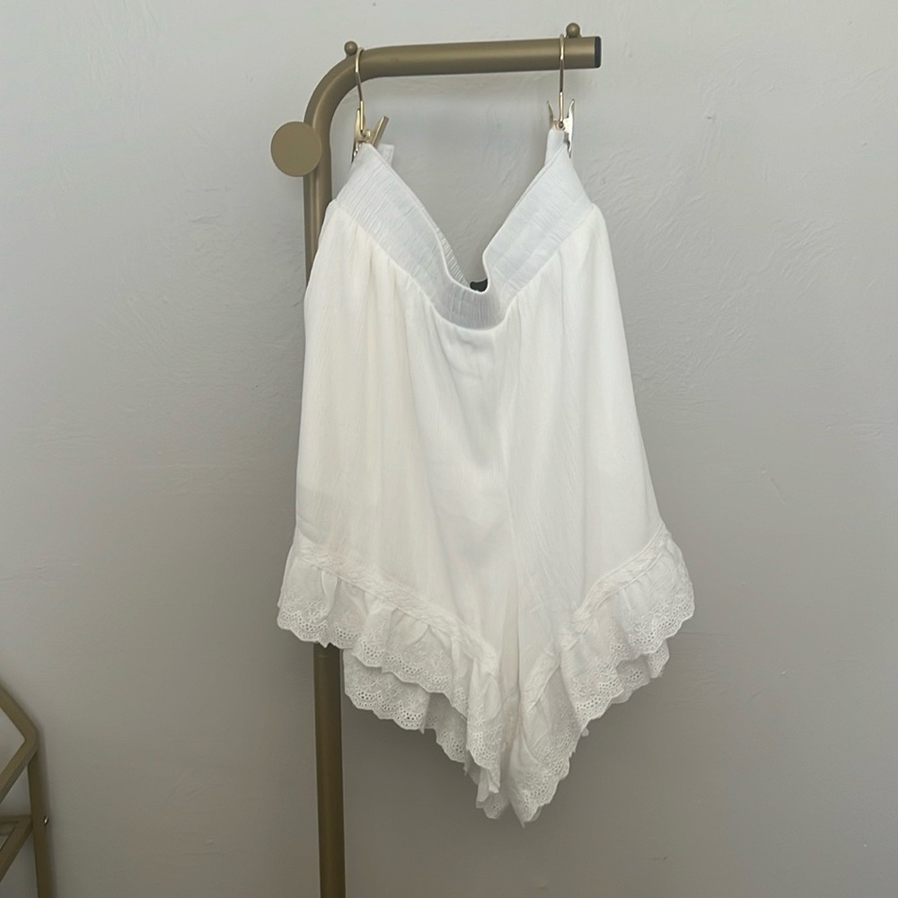 NWOT- Cute white shorts, plus sized